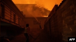 Aldeões tentam apagar um incêndio florestal que se aproxima da sua casa na Ribeira de Fraguas, Albergaria-a-Velha, em Aveiro, a 16 de setembro de 2024.