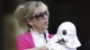 Rielle Hunter carga a la hija procreada con John Edwards, en 2009.