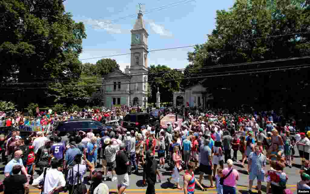 Fans push towards the procession carrying body of the late Muhammad Ali near Cave Hill Cemetery, Louisville, Kentucky, June 10, 2016.