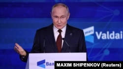 Presiden Rusia Vladimir Putin menyampaikan pidato pada pertemuan tahunan ke-21 Klub Diskusi Valdai di Sochi, wilayah Krasnodar, Rusia, 7 November 2024.