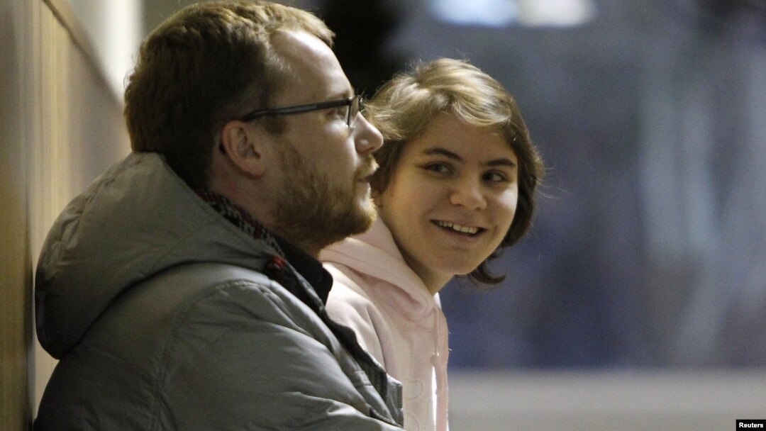 Yekaterina Samutsevich, the member of Pussy Riot who was released from jail after her sentence was suspended on appeal, waits during a court hearing in Moscow November 20, 2012. 