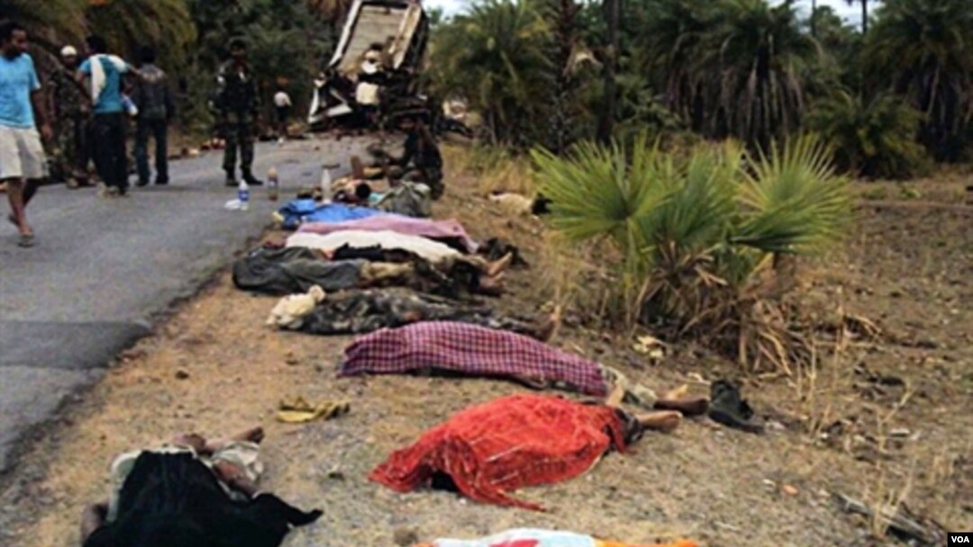 Para korban tewas akibat bis penumpang yang meledak setelah menabrak ranjau darat yang ditanam oleh kelompok Maois-India, 17 Mei 2010.