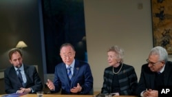 Miembros de The Elders: Zeid Ra'ad Al Hussein (izq.) Mary Robinson, y Ernesto Zedillo (der.), escuchan mientras el exsecretario general de la ONU, Ban Ki-moon (centro), durante una entrevista con The Associated Press, en Nueva York, el 4 de noviembre de 2022. 