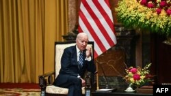 Виступаючи на пресконференції у В’єтнамі, президент США Джо Байден назвав економіку США «найсильнішою» у світі і заявив, що економіка Китаю переживає кризу. Фото: Байден на пресконференції у В'єтнамі 11 вересня 2023 року