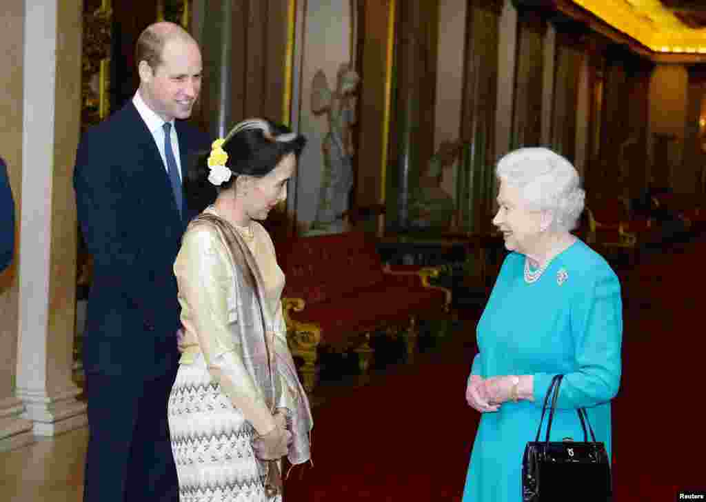 Britain's Queen Elizabeth and the Prince William greet Burma's de facto leader Aung San Suu Kyi 