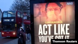 "Actúa como si lo tuvieras" dice un rótulo en inglés en Londres llamando a la población a protegerse del coronavirus.