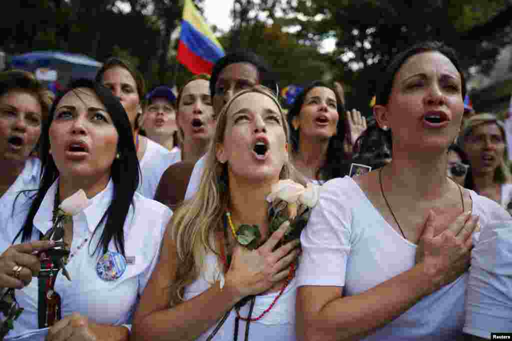 Maria Corina Machado (derecha), junto a Lilian Tintori (centro), esposa de Leopoldo López, quien se encuentra en prisión, lideran una nueva protesta antigubernamental en Caracas, Venezuela.&nbsp; 