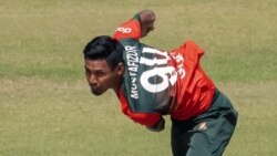 হারারে স্পোর্টস ক্লাবে জিম্বাবুয়ে এবং বাংলাদেশের মধ্যে প্রথম টি-টোয়েন্টি আন্তর্জাতিক ক্রিকেট ম্যাচ চলাকালীন বাংলাদেশের মুস্তাফিজুর রহমান বল ডেলিভারি করছেন। (ছবি-এএফপি/জেকেসাই এনজিকিজানা)