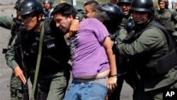 Entre las denuncias figuran casos de golpizas con puños, patadas, cascos y otros objetos contundentes a detenidos en las protestas.