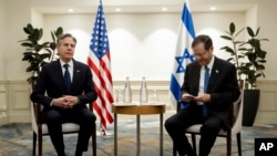 دیدار آنتونی بلینکن، وزیر امور خارجه آمریکا (چپ) و اسحاق هرتزوگ، رئیس‌جمهوری اسرائیل.