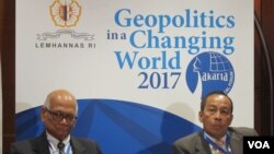 Gubernur Lembaga Ketahanan Nasional (Lemhanas) Letjen (Purn.) Agus Widjojo (kanan) bersama mantan Menko Perekonomian Dorodjatun Kuntjoro-Jakti dalam jumpa pers pada acara Jakarta Geopolitical Forum di Hotel Borobudur, Jakarta Pusat. (VOA/Fathiyah)