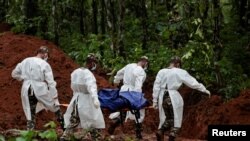 Военнослужащие Непала переносят тело к месту массового захоронения в Девгхате, округ Читван. Непал, 30 августа 2026 года. Фото REUTERS