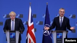 보리스 존슨(왼쪽) 영국 총리와 옌스 스톨텐베르그 북대서양조약기구(NATO ∙ 나토) 사무총장이 10일 브뤼셀 나토 본부에서 공동회견하고 있다.