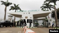 Les forces de sécurité à l’entrée du parlement à Abuja, Nigeria. 7 août 2018.