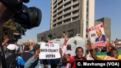 Des manifestations après l'éléction, à Harare, le 30 juillet 2018.