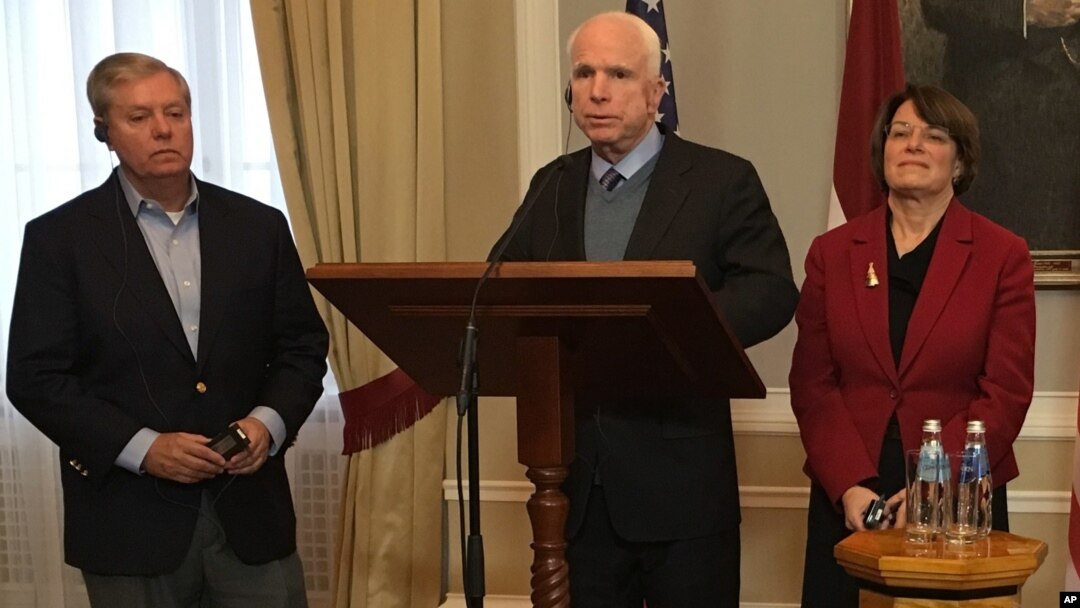 Respublikachi senatorlar Lindzi Grem va Jon Makkeyn hamda demokrat senator Eymi Klobukar