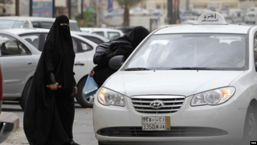 Para perempuan Saudi harus mempekerjakan supir pribadi atau bergantung pada kerabat laki-laki untuk mengendarai mobil.