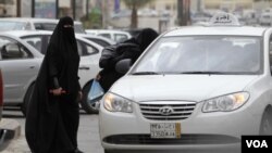 Para perempuan Saudi harus mempekerjakan supir pribadi atau bergantung pada kerabat laki-laki untuk mengendarai mobil.