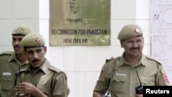 인도 뉴델리 주재 파키스탄 대사관 입구를 인도 경찰관들이 지키고 있다. (자료사진)