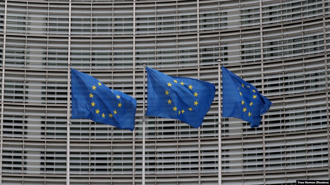 Zastave EU ispred sedišta Evropske komisije u Briselu (Foto: Reuters/Yves Herman)