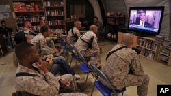 US Marines watch TV as President Barack Obama announces the death of Osama Bin Laden. ພວກທະຫານເຮືອ ສຫລ ເບິ່ງປະທານາທິບໍດີໂອບາມາໃນທີວີ.
