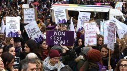 Protes terhadap kekerasan perempuan pada hari internasional untuk penghapusan kekerasan terhadap perempuan di Paris, 23 November 2019. (Foto: AFP)