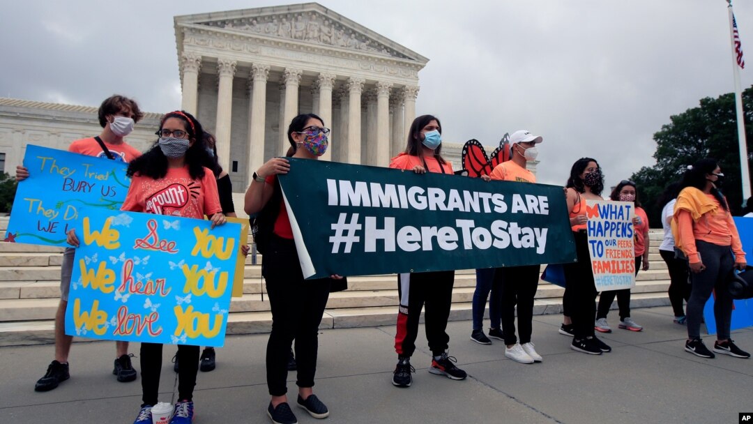 Para pendukung kebijakan imigrasi Deferred Action for Childhood Arrivals (DACA) merayakan keputusan Mahkamah Agung AS di depan gedung MA di Washington DC, Kamis 18 Juni 2020. 