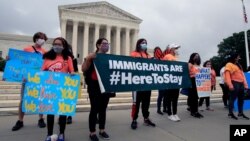 Para pendukung kebijakan imigrasi Deferred Action for Childhood Arrivals (DACA) merayakan keputusan Mahkamah Agung AS di depan gedung MA di Washington DC, Kamis 18 Juni 2020. 