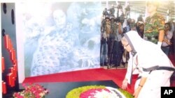 একুশে অগাস্টের গ্রেনেড হামলায় নিহতদের উদ্দেশ্যে প্রধানমন্ত্রী শেখ হাসিনার শ্রদ্ধা নিবেদন
