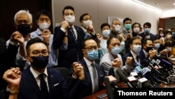 홍콩 입법회 범 민주 진영 의원들이 11일, 당국의 조처에 항의해 동반 사퇴를 발표하고 있다