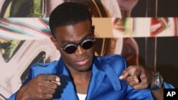 OMI arrives at the MTV Video Music Awards at the Microsoft Theater, Aug. 30, 2015, in Los Angeles. 