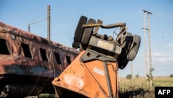 L'épave d'une remorque après une collision entre un camion et un train, près de Kroonstad, dans la province d'État libre d'Afrique du Sud, au sud-ouest de Johannesburg, le 4 janvier 2018.