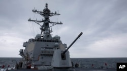 ARCHIVO - El destructor misilístico USS Ralph Johnson (DDG 114) realiza maniobras de rutina en el estrecho de Taiwán, 9 de setiembre de 2023. China acusó a EEUU de abusar del derecho internacional con sus maniobras militares en el Pacífico occidental.