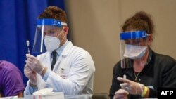 Personal sanitario manipula vacunas contra el COVID-19 en una instalación en Chicago, EE. UU. el 6 de abril de 2021.