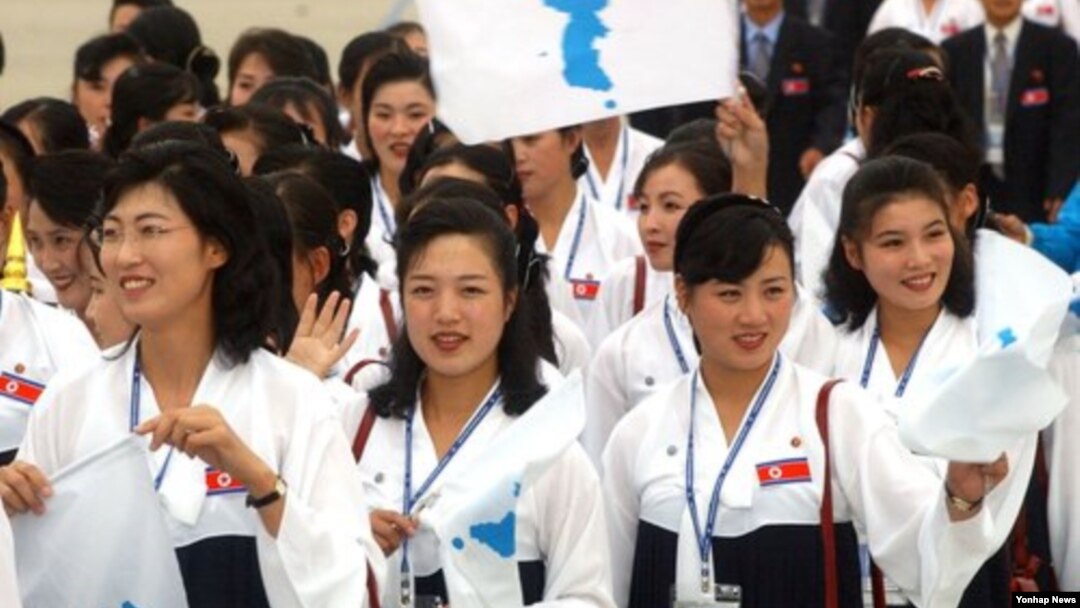 지난 2003년 대구에서 열린 하계 유니버시아드 대회에 참가한 북한 응원단이 고려항공 특별기로 출국하는 모습. (자료사진)