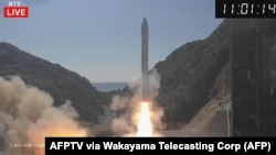 Dalam tangkapan layar AFPTV melalui daring yang disiarkan oleh Wakayama Telecasting corp. tampak roket kecil yang diluncurkan perusahaan rintisan Space One bersiap diluncurkan dari landasan Spaceport Kii di Kushimoto, 13 Mareet 2024. (Foto: AFPTV via Wakayama Telecasting Corp)