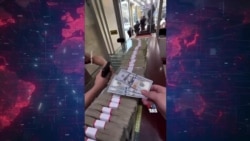 نگرانی شهروندان سقوط ارزش ریال؛ چند بسته اسکناس جمهوری اسلامی در برابر سه قطعه دلار