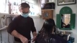 Красота во время пандемии: как вашингтонский парикмахер открыл салон во дворе своего дома?
