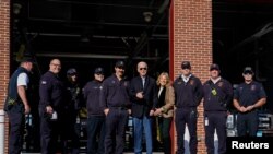 Presidenti Biden duke u takuar me zjarrfikësit në Ditën e Falenderimeve (Nantucket, Masaçusets)