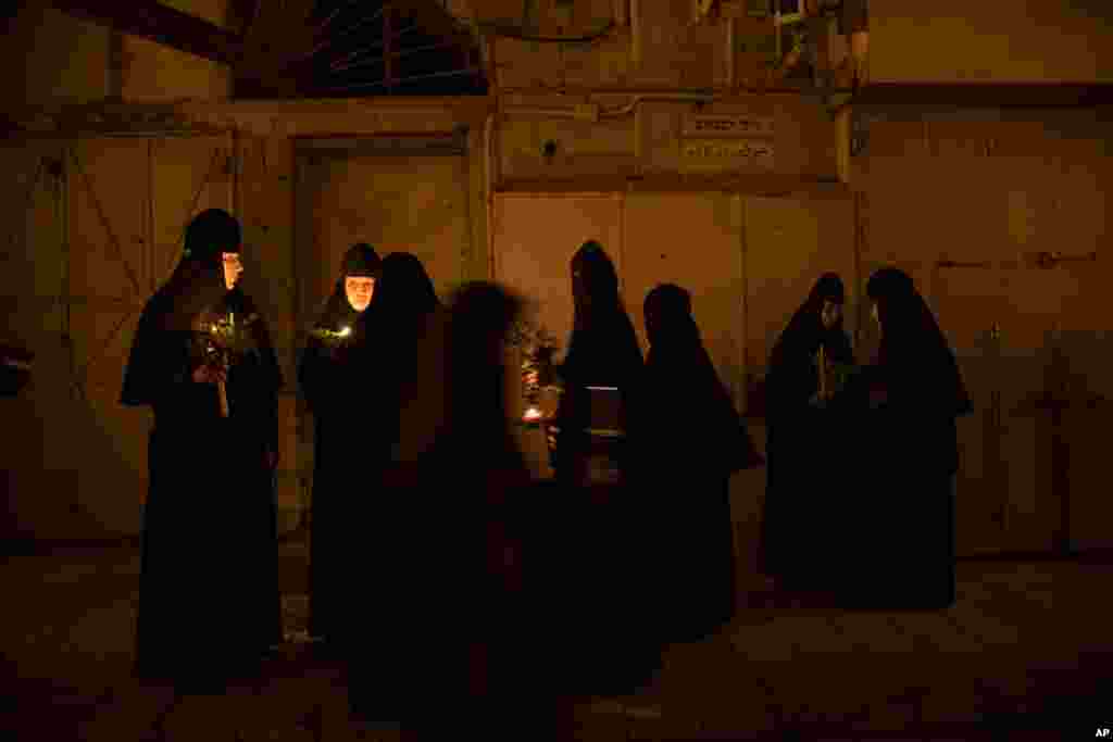 예루살렘 올드시티에서 정교회 수녀들이 성모 마리아 영면교회에 촛불과 꽃을 들고 방문했다.