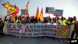 Une marche près de Foggia pour le droit des migrants, en Italie, le 8 août 2018.