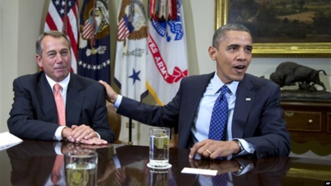 Ketua Kongres John Boehner dari Partai Republik (kiri) dan Presiden Obama saat bertemu pertama kali untuk membahas isu jurang fiskal, 16 November 2012 (Foto: dok).