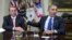 Presiden Obama dan ketua Kongres John Boehner berbicara di depan para wartawan di Gedug Putih, Jumat (16/11) sehubungan dengan masalah "jurang fiskal".