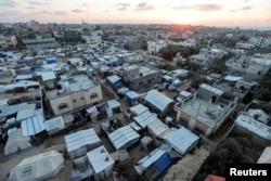 Pengungsi Palestina berlindung di tenda kamp, di tengah konflik Israel-Hamas, di Deir Al-Balah, di Jalur Gaza tengah, 4 September 2024. (Foto: Ramadan Abed/Reuters)