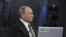 El presidente ruso, Vladimir Putin, participa en un programa de preguntas y respuestas en vivo, en Moscú.