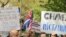 “Fuera Chávez”, “Chávez terrorista”, “Chávez te estamos esperando”, decían algunas consignas.
