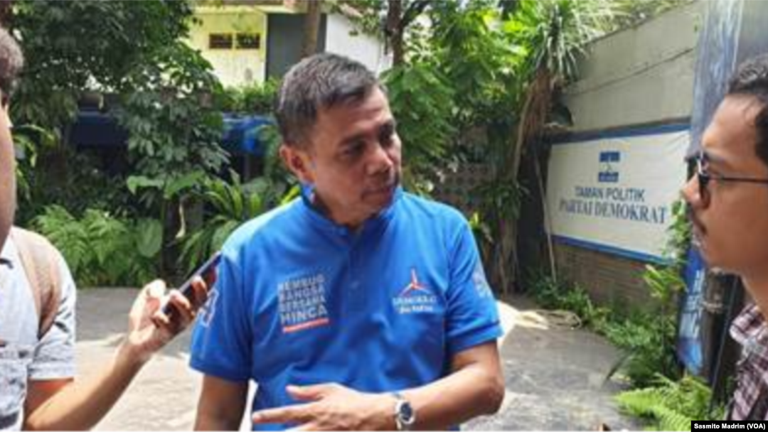 Sekjen Partai Demokrat Hinca Pandjaitan usai menggelar konferensi pers di kantor DPP Partai Demokrat di Jakarta, Senin (8/4/2019) (foto: VOA/Sasmito Madrim)
