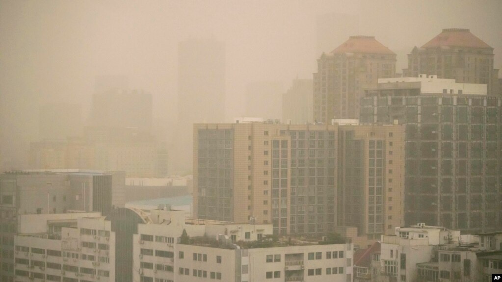 ARCHIVO - Bruma y polvo envuelven edificios en Beijing, viernes 10 de marzo de 2023. 