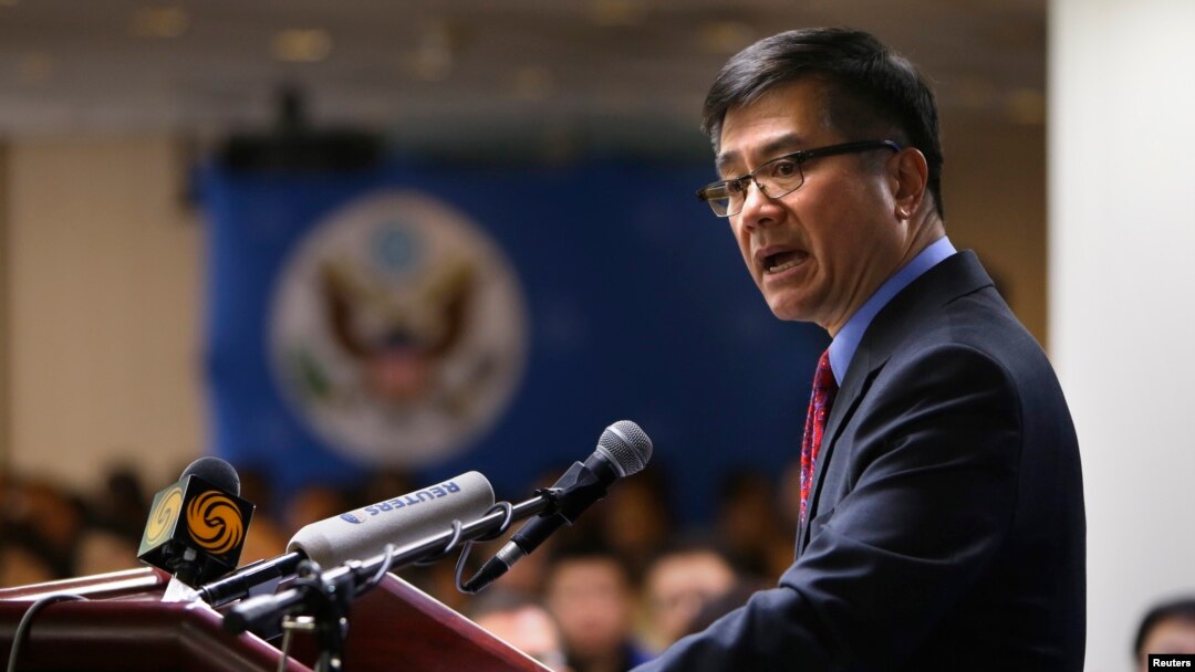 Duta Besar AS untuk China Gary Locke memberikan pidato perpisahan di Beijing American Center, Beijing (26/2). 