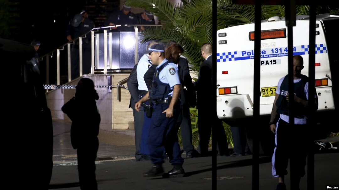 Polisi mengawasi dan berjaga-jaga di luar kantor polisi New South Wales di Parramatta, pinggiran kota Sydney, Australia (2/10). (Reuters/David Gray)
